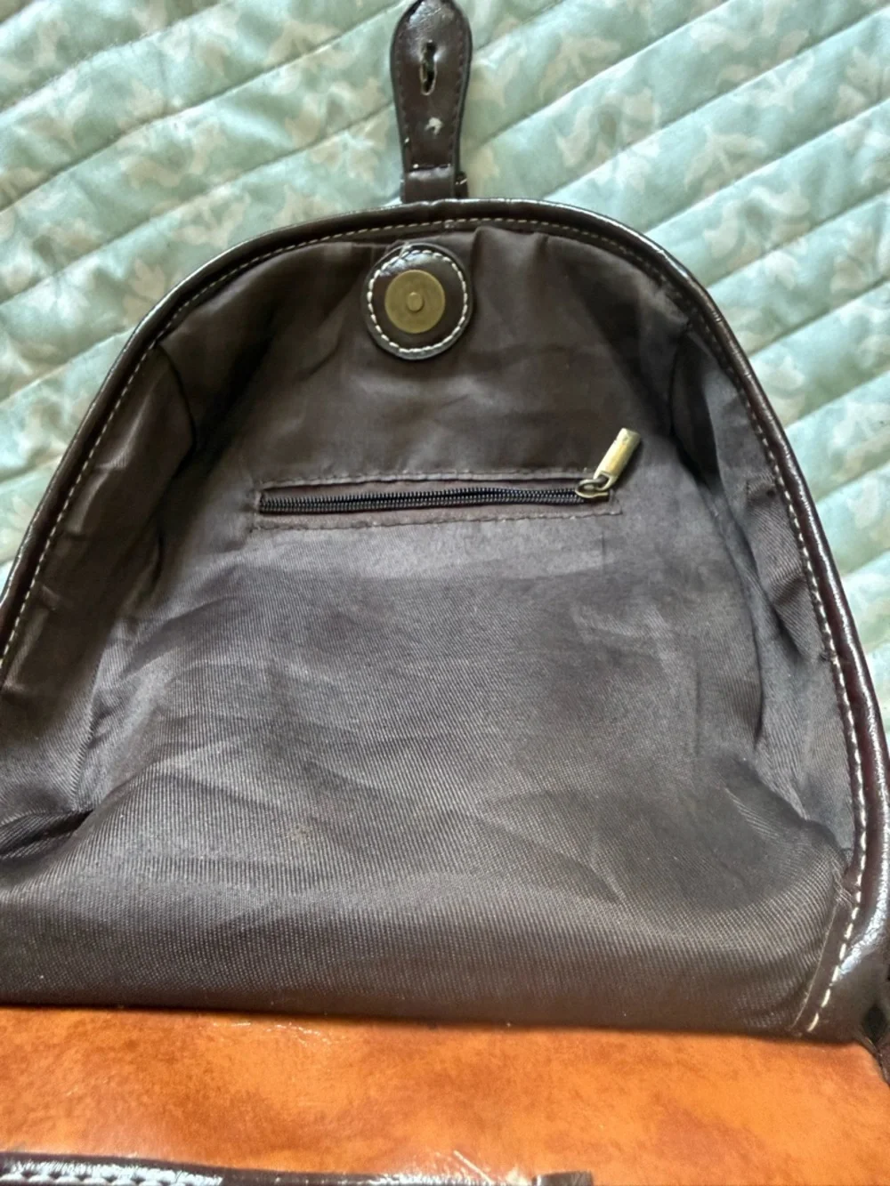 Brown Leather Camera Bag Strap lt doesn’t have the black compartment